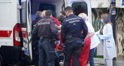 U Srbiji provirio kroz prozor auta pa udario glavom u prometni znak i poginuo