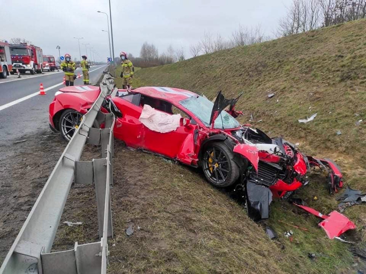 Poljak sletio s ceste i napravio totalku na Ferrariju, preživio je