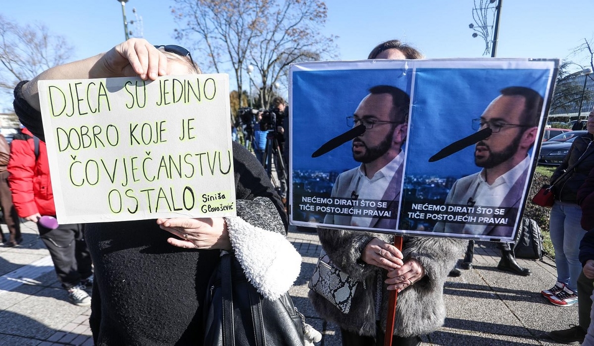 FOTO Prosvjed roditelja odgojitelja: "Djeca nisu okoti, nego plod božje ljubavi"