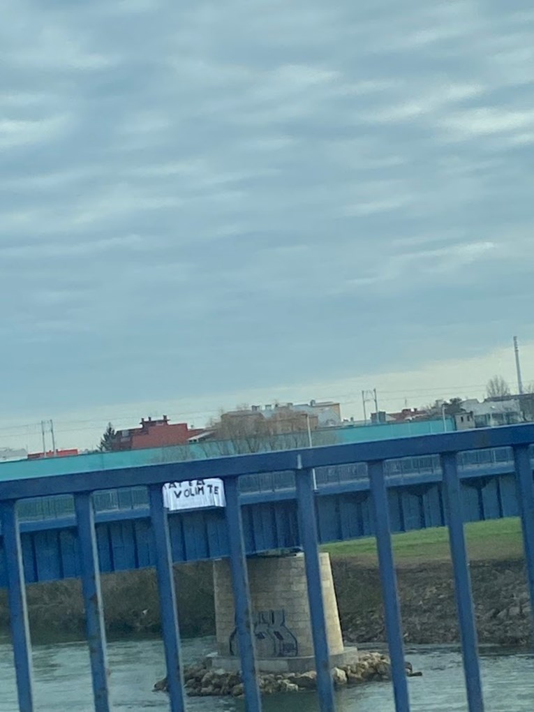 "Matea, volim te": Pogledajte transparent koji je jučer osvanuo na Savskom mostu