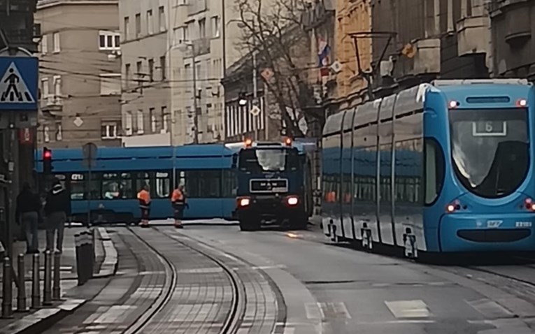 ZET-ov tramvaj iskočio iz tračnica