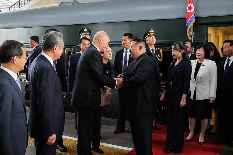 Ovo je moguća nasljednica Kim Jong-una, prvi put ju je poveo izvan zemlje