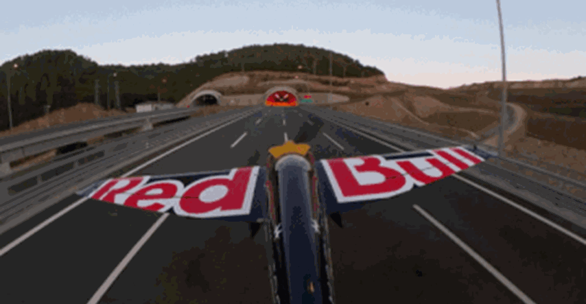 Nevjerojatna snimka: Avionom letio kroz dva tunela 245km/h i srušio svjetski rekord