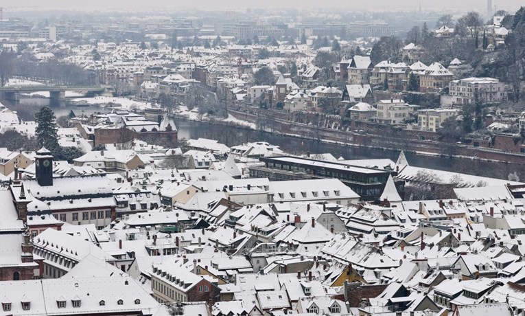 Oluja, snijeg i led u Njemačkoj: Zatvorene škole, otkazani letovi, kaos na cestama