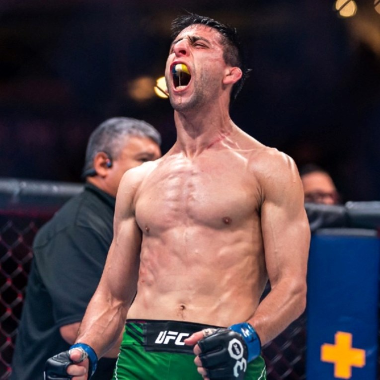 Obitelj mu je iz Makarske i obožava Cro Copa. Noćas predvodi UFC-ov spektakl