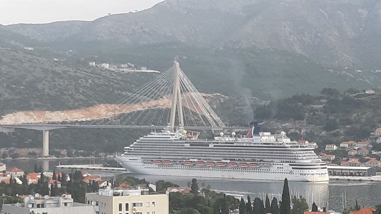 VIDEO U Dubrovnik uplovio kruzer sa 756 pomoraca. Plutali su morima zbog korone