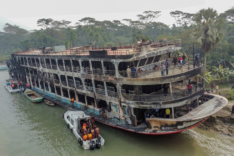 U požaru na trajektu U Bangladešu poginulo 39 osoba, traga se za desecima