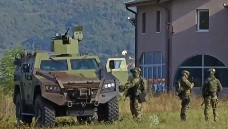 Vojska Srbije došla s oklopnjacima na dva kilometra od granice s Kosovom