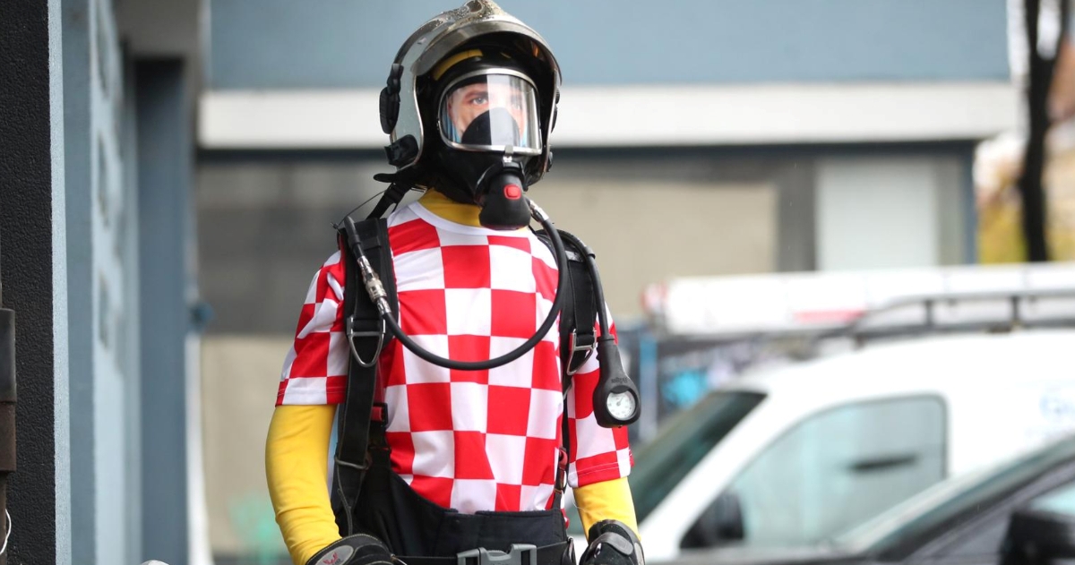Podržali Vatrene: Zagrebački vatrogasci ispred svoje zgrade postavili lutku s dresom