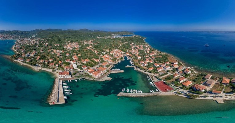 Nasukala se brodica kod Ugljana. Na njoj bilo osam ljudi