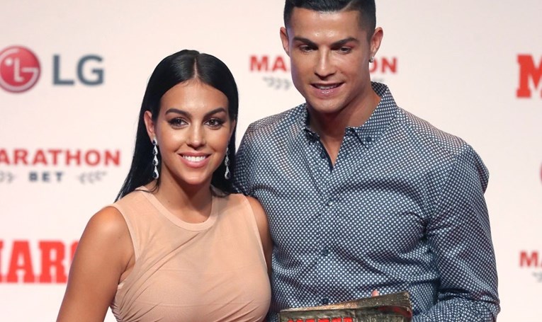 "Koji mjesec?": Fanovi iznenađeni trbuščićem Ronaldove zaručnice