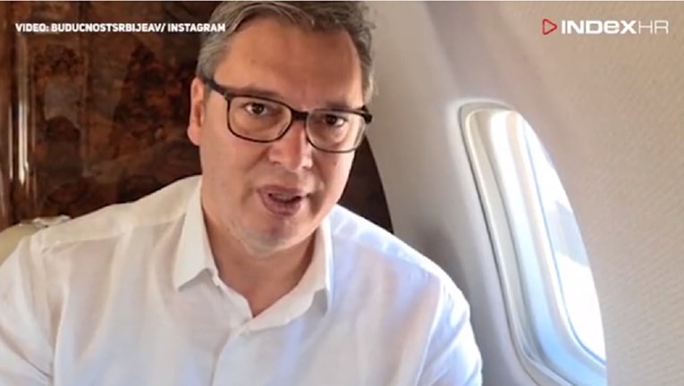 VIDEO Vučić iz aviona: Letim za Pariz da se borim za našu Srbiju