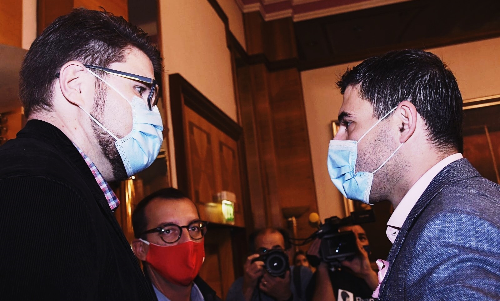 Traje presudna sjednica u SDP-u, pred sjedištem stranke se pojavilo par prosvjednika