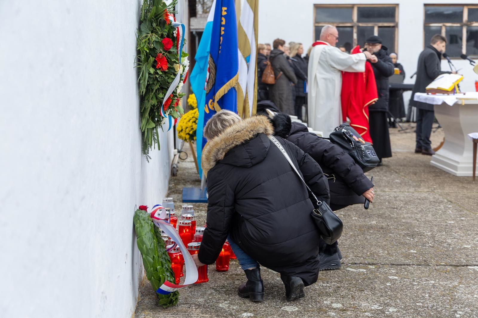 Vukovarci odali počast žrtvama ubijenima u Veleprometu