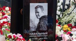 Rusi i dalje posjećuju grob Navalnog, red je dug više stotina metara