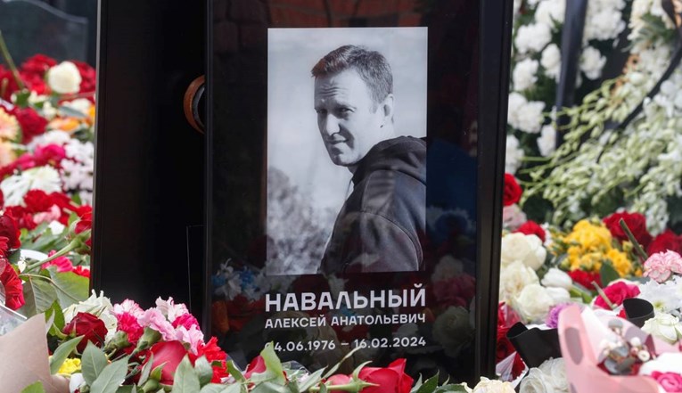 Rusi i dalje odaju počast Navalnom, red do groba je dug više stotina metara