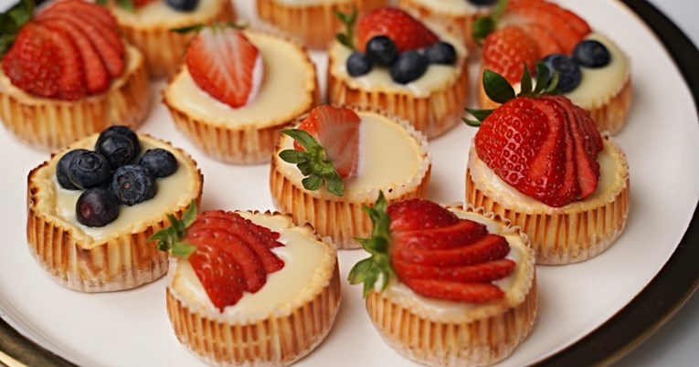 VIDEO Imamo recept za mini cheesecake s voćem, gotov je za pola sata
