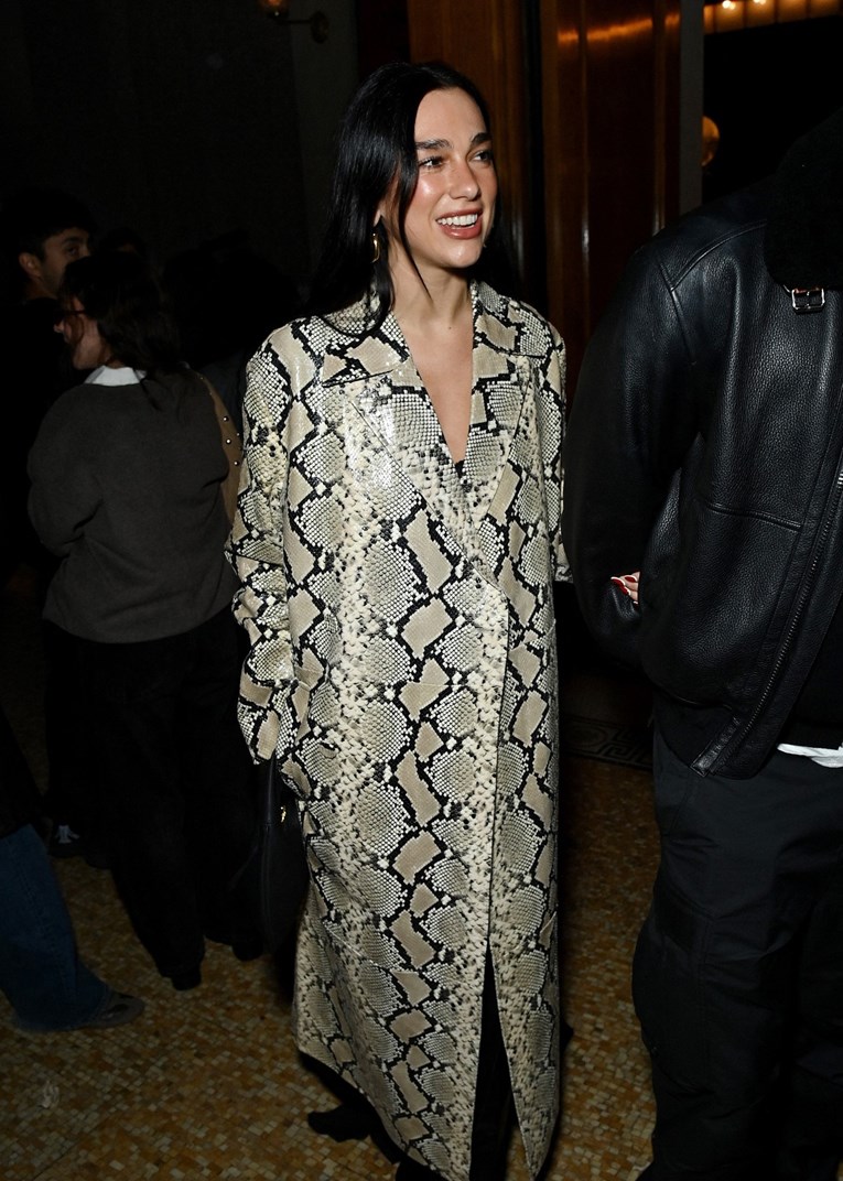 Dua Lipa spojila čipku i zmijski uzorak za romantičnu večer s Callumom Turnerom