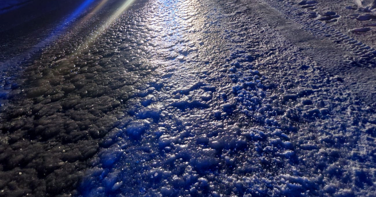 FOTO Crni led na cestama. HGSS evakuirao obitelj s dvoje djece