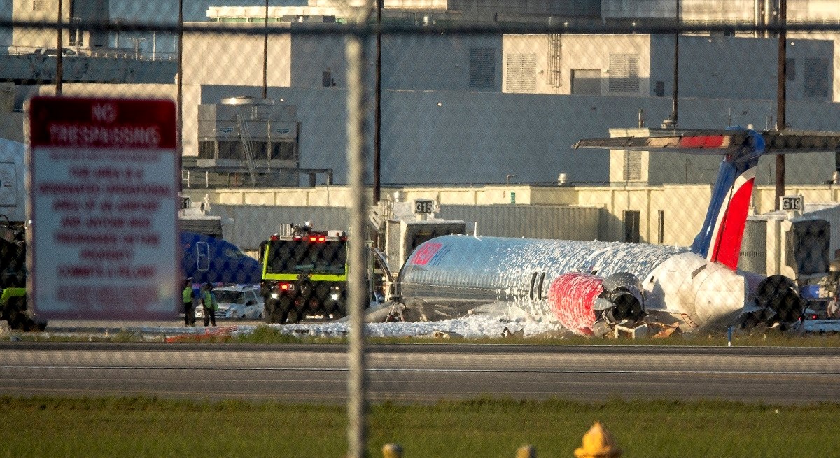 VIDEO Avion u SAD-u sletio bez kotača, zapalio se na pisti. Pogledajte snimku