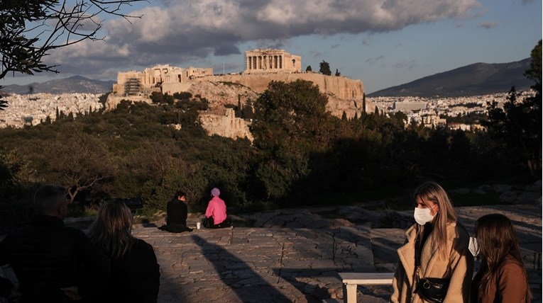 Grčka od idućeg tjedna ukida obavezno testiranje za cijepljene putnike