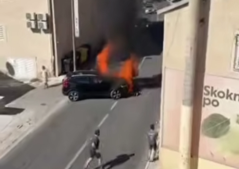 VIDEO Prometna nesreća na Jadranskoj magistrali, automobil i motocikl u plamenu