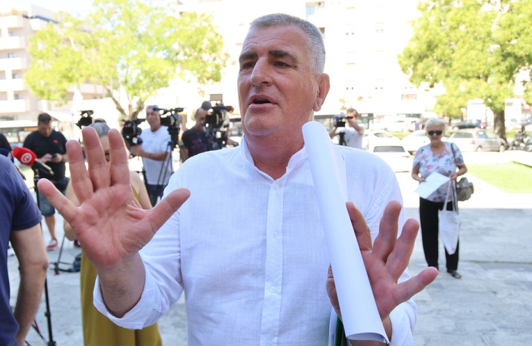 Bulj odgovorio na prozivke zbog autobusa: "E pa smijem i hoću"