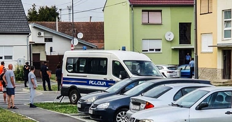 U Osijeku razbio auto, pobjegao u stan, bacao namještaj na policiju: "Imam bombu"