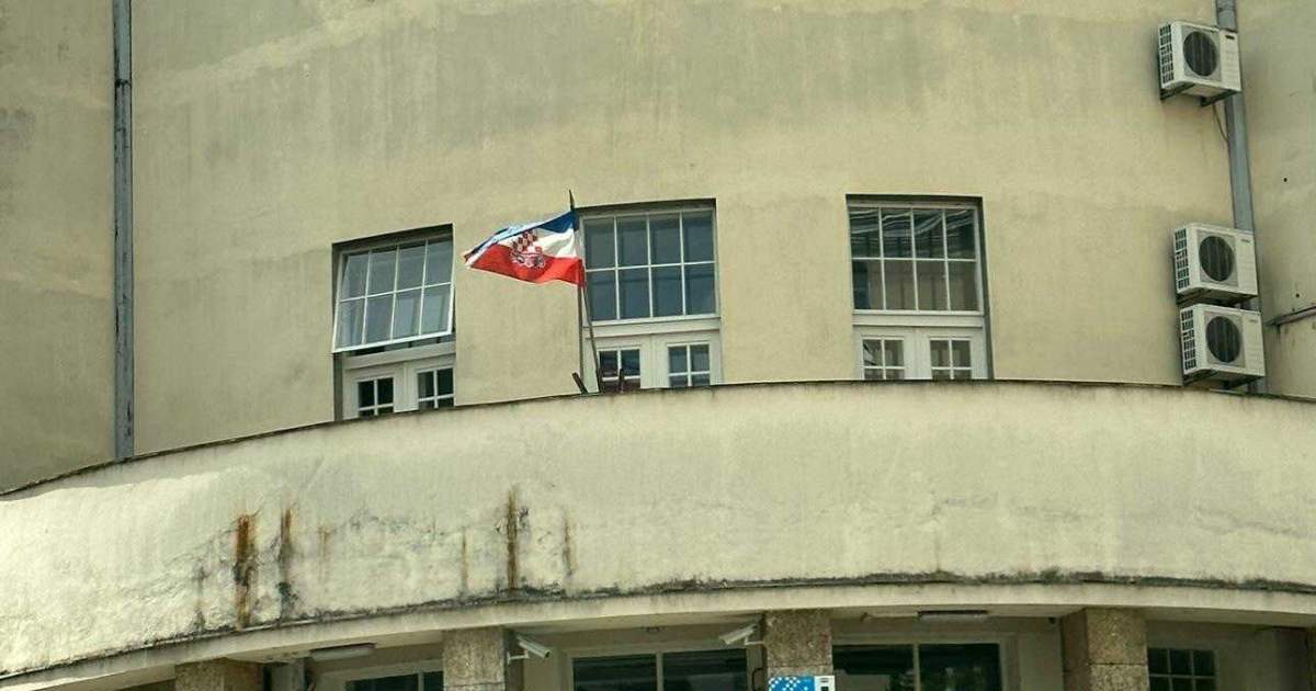 VIDEO Na gimnaziji u Zagrebu vijori se hrvatska zastava okrenuta naopako