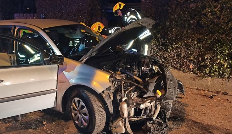FOTO Teška nesreća u Zagrebu, auto razbijen. Vatrogasci spašavali čovjeka