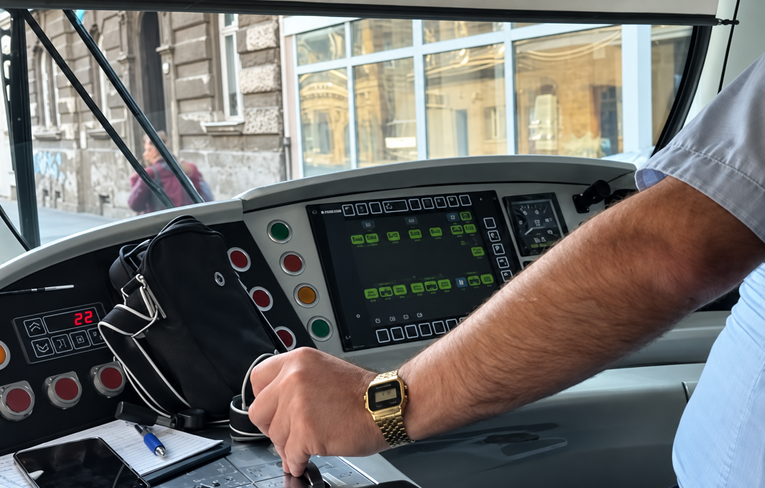VIDEO Jedan od dva tramvaja koji voze se našao u malom problemu, pomogao mladić