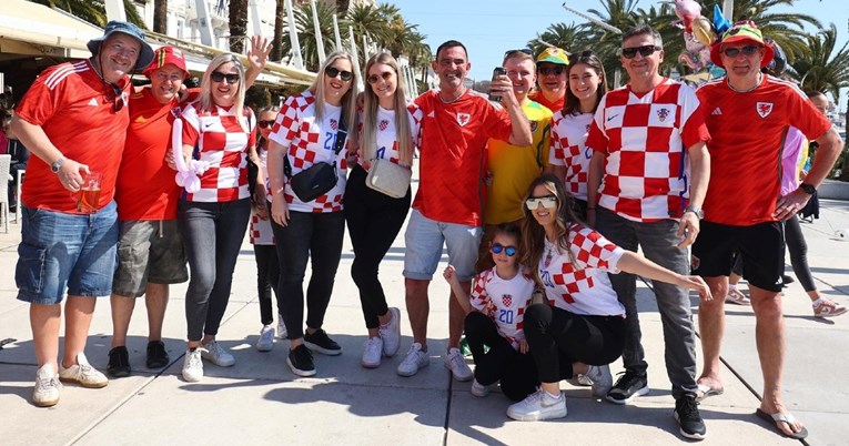 FOTO Velšani uživaju u Splitu. Fotkaju se s hrvatskim navijačima i piju pivo