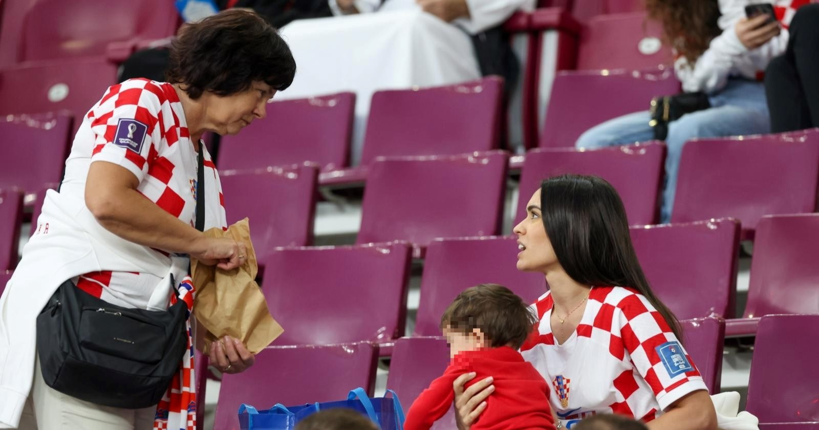 Obitelji Vatrenih navijaju na tribinama, Mia Kramarić stigla sa sinčićem
