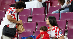 Obitelji Vatrenih navijaju na tribinama, Mia Kramarić stigla sa sinčićem