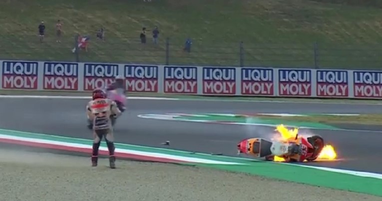 VIDEO Šesterostruki prvak MotoGP klase pao na stazi, vatra počela gutati motor