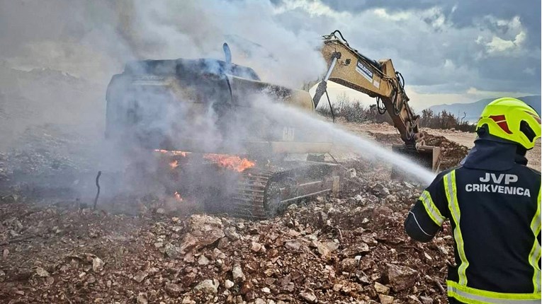 FOTO Zapalio se bager na gradilištu novljanske zaobilaznice