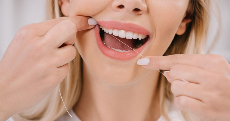 Stručnjaci otkrili trebate li zubni konac koristiti prije ili nakon četkanja zubi
