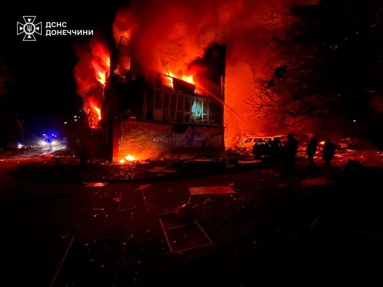 U žestokim ruskim noćnim udarima na Ukrajinu ubijeno najmanje 25 ljudi