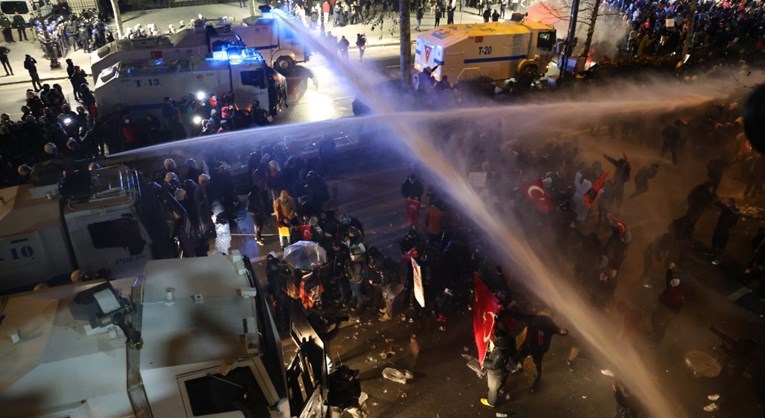 FOTO Novi prosvjedi u Turskoj, policija koristila vodene topove i suzavac