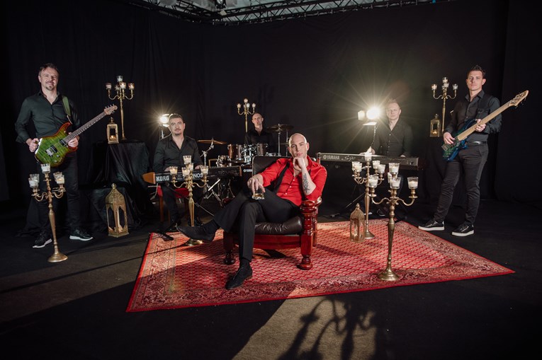 Klavijaturist pretučen na ZET-ovom domjenku napisao pjesmu: "Tužni ljudi pišu"