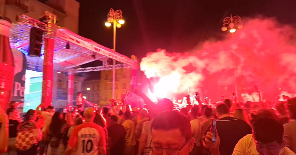 VIDEO Nakon gola Hrvatske navijači na Trgu u Zagrebu palili baklje