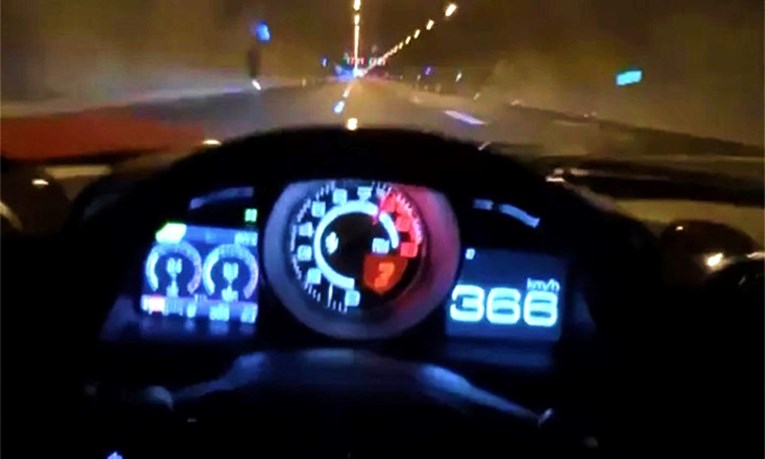 Ferrarijem jurio kroz tunel preko 360 km/h