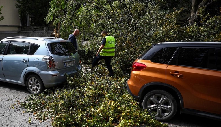 Nevrijeme u Hercegovini, olujni vjetar oštetio aute i krovove kuća