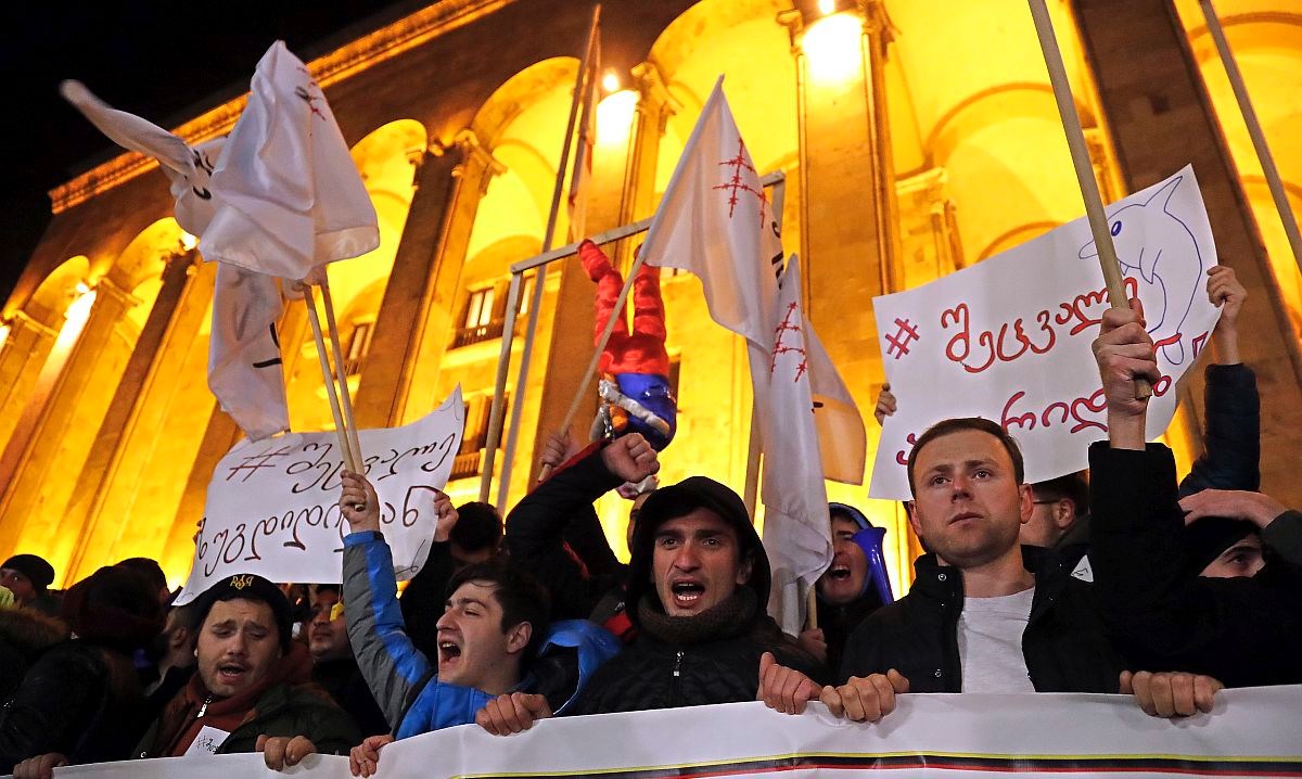 Građani Gruzije već dva tjedna prosvjeduju, danas su blokirali ulaz u parlament