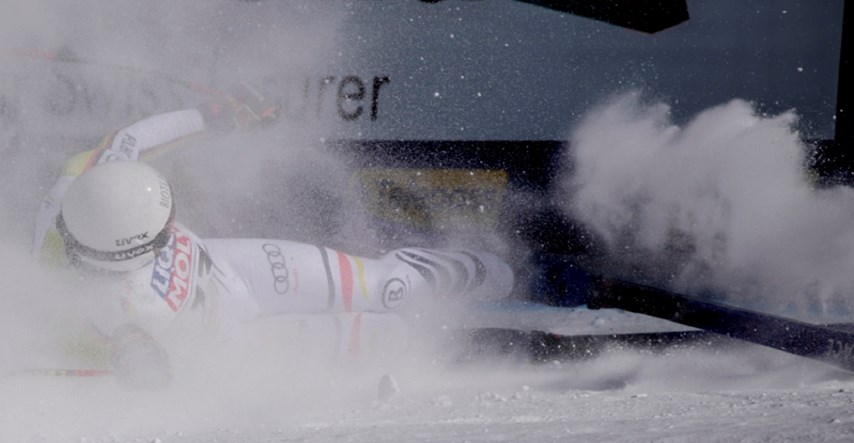 VIDEO Njemački skijaš se u spustu zabio u reklame. Utrka je bila prekinuta