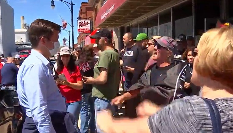 VIDEO Prosvjednici u SAD-u tražili od novinara da skine masku, vikali mu i vukli ga