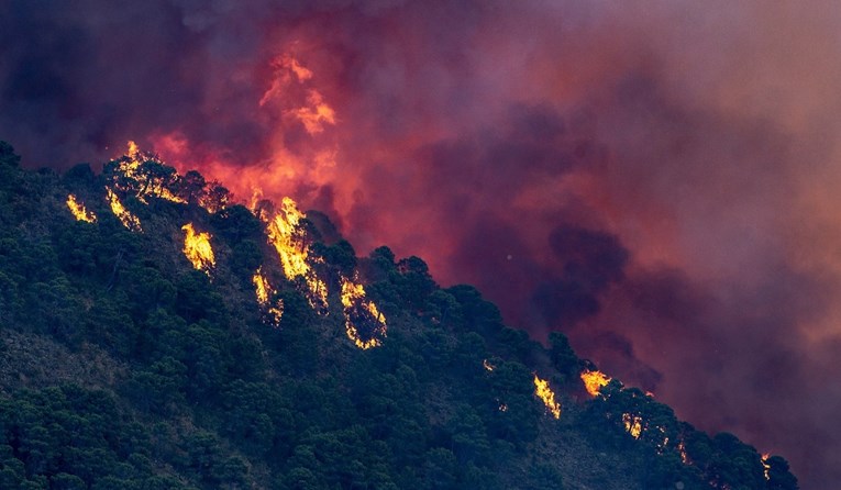 VIDEO Golemi požar u Španjolskoj. Evakuirane tisuće ljudi, ozlijeđena tri vatrogasca