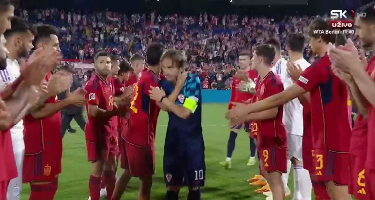 Pogledajte kako su se španjolski igrači naklonili Modriću kad je išao po medalju