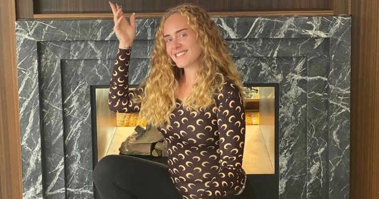 Četiri simptoma zdravstvenog problema zbog kojih je Adele šepala na pozornici