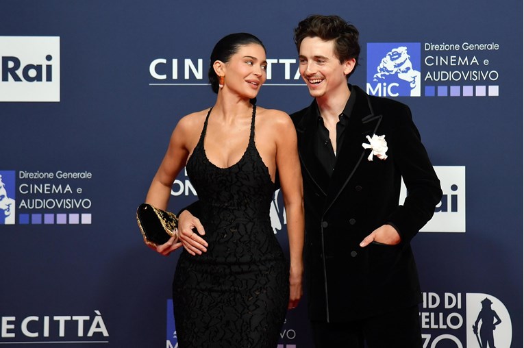Timothée Chalamet pridružio se božićnom slavlju obitelji Kardashian-Jenner